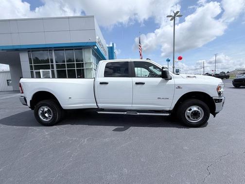 Bright White Clearcoat 2024 RAM 3500 Big Horn Crew Cab 4x4 8' Box