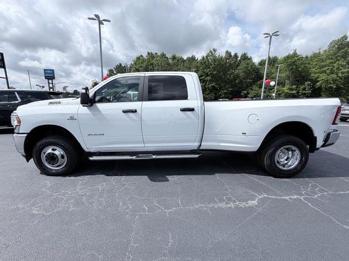 Bright White Clearcoat 2024 RAM 3500 Big Horn Crew Cab 4x4 8' Box