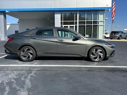 2025 Hyundai ELANTRA SEL