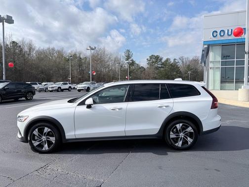 2025 Volvo V60 Cross Country Plus, B5 AWD Gas (mild hybrid)