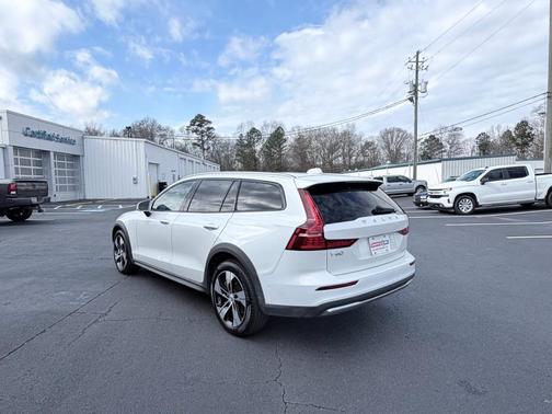 2025 Volvo V60 Cross Country Plus, B5 AWD Gas (mild hybrid)
