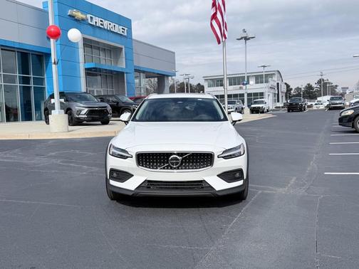 2025 Volvo V60 Cross Country Plus, B5 AWD Gas (mild hybrid)