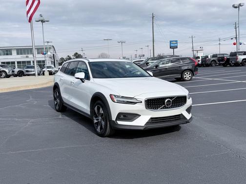 2025 Volvo V60 Cross Country Plus, B5 AWD Gas (mild hybrid)