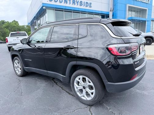 Diamond Black Crystal Pearlcoat 2025 Jeep Compass Latitude