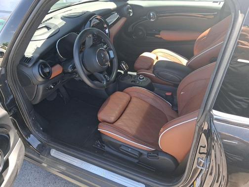 Midnight Black 2023 MINI SE Hardtop Base