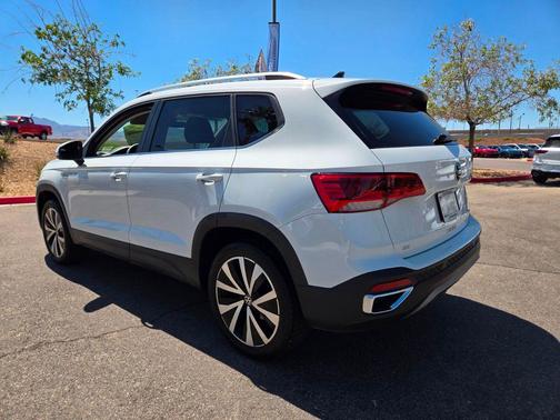 Pure White 2024 Volkswagen Taos 1.5T SE