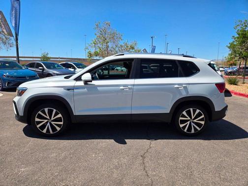 Pure White 2024 Volkswagen Taos 1.5T SE