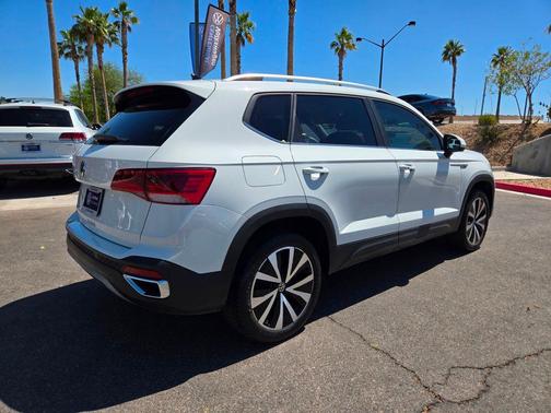 Pure White 2024 Volkswagen Taos 1.5T SE