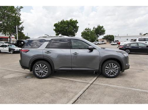 2025 Nissan Pathfinder SL