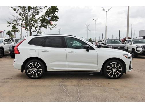 2023 Volvo XC60 B6 Ultimate Dark Theme