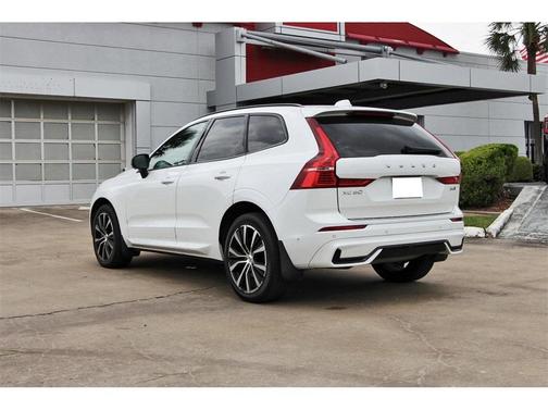 2023 Volvo XC60 B6 Ultimate Dark Theme