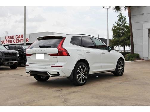 2023 Volvo XC60 B6 Ultimate Dark Theme