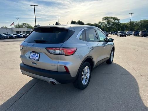 ICONIC SILVER 2022 Ford Escape SE