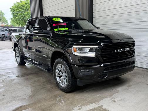 Diamond Black Crystal Pearlcoat 2019 RAM 1500 Laramie