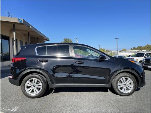 Photo 2 of 18 of 2017 Kia Sportage LX