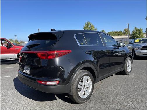 Photo 3 of 18 of 2017 Kia Sportage LX