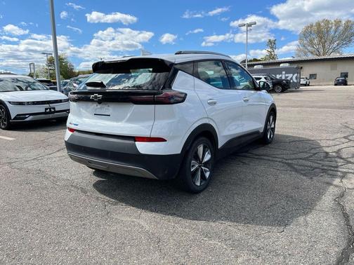 Summit White 2023 Chevrolet Bolt EUV FWD LT