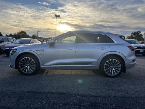 2019 Audi e-tron Premium Plus