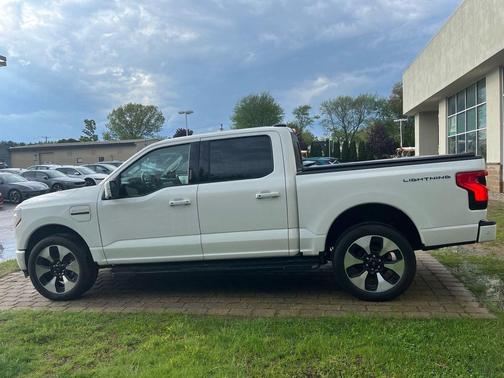 Star White Metallic Tri-Coat 2023 Ford F-150 Lightning Platinum