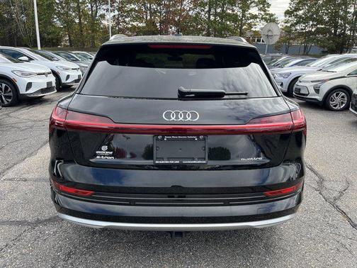 2022 Audi e-tron Premium Plus
