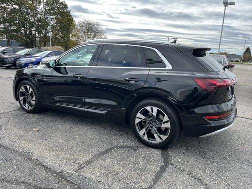 2022 Audi e-tron Premium Plus