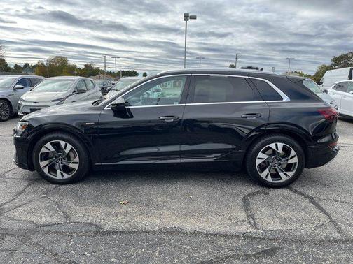 2022 Audi e-tron Premium Plus