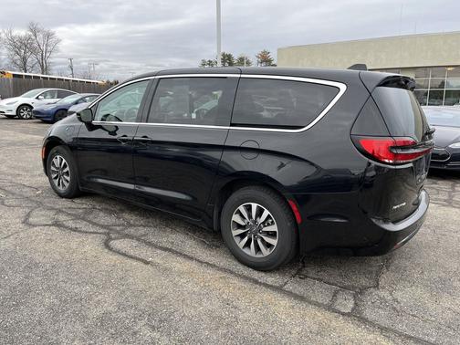 2024 Chrysler Pacifica Hybrid Select