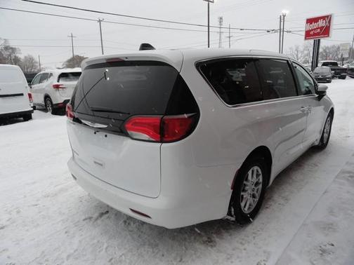 2023 Chrysler Voyager LX