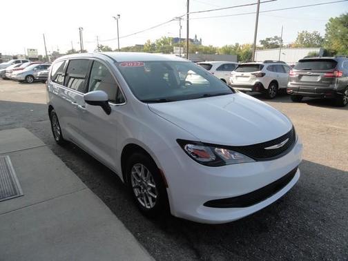 2022 Chrysler Voyager LX