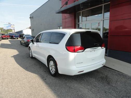 2022 Chrysler Voyager LX