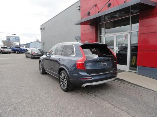 2021 Volvo XC90 T6 Momentum 7 Passenger