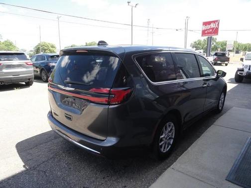 2023 Chrysler Pacifica Touring-L