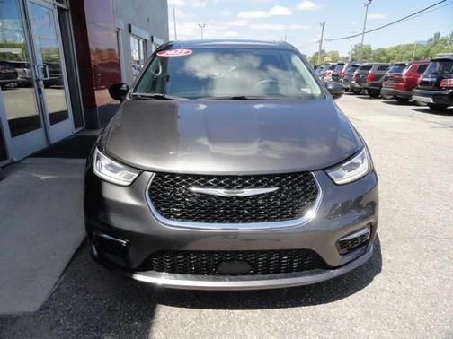 2023 Chrysler Pacifica Touring-L