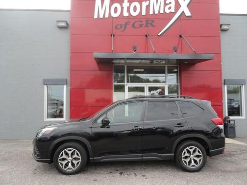 Crystal Black Silica 2022 Subaru Forester Premium