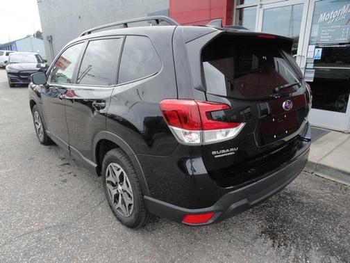 Crystal Black Silica 2022 Subaru Forester Premium