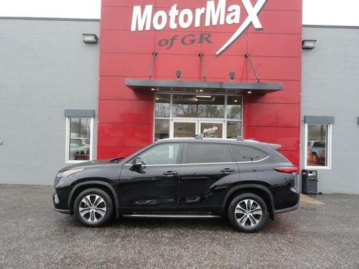 Black 2023 Toyota Highlander XLE