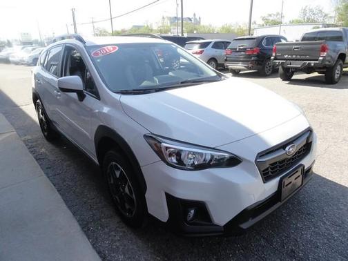 Crystal White Pearl 2019 Subaru Crosstrek 2.0i Premium