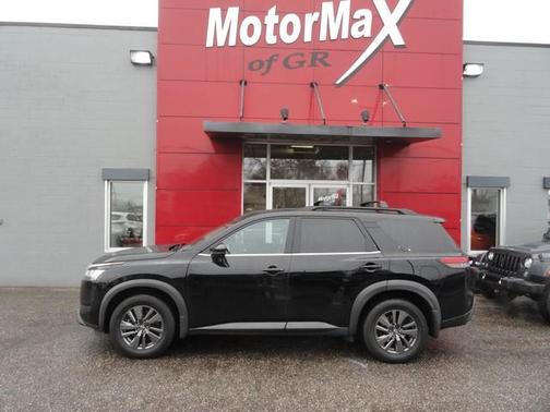 2022 Nissan Pathfinder SV