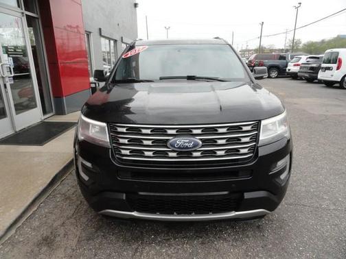 Black 2017 Ford Explorer XLT