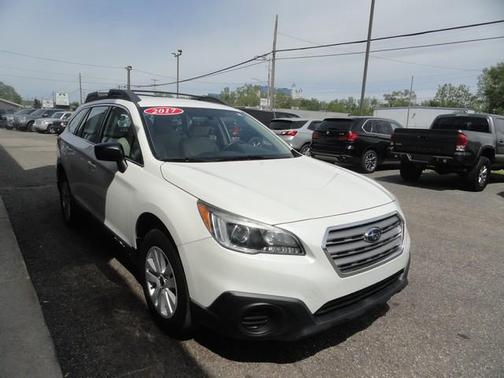White 2017 Subaru Outback 2.5i