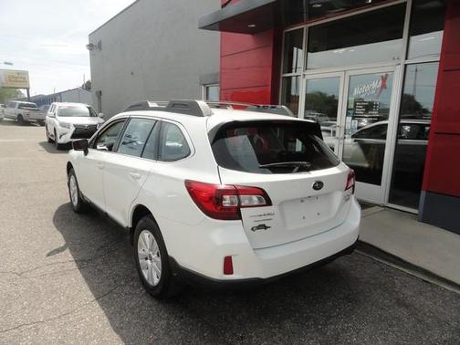 White 2017 Subaru Outback 2.5i