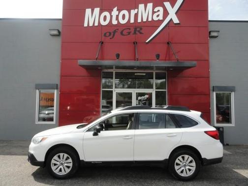White 2017 Subaru Outback 2.5i