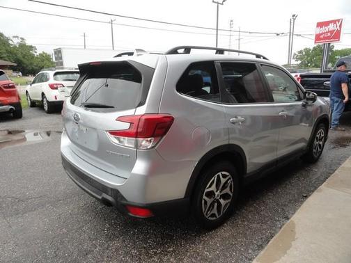 Ice Silver Metallic 2023 Subaru Forester Premium