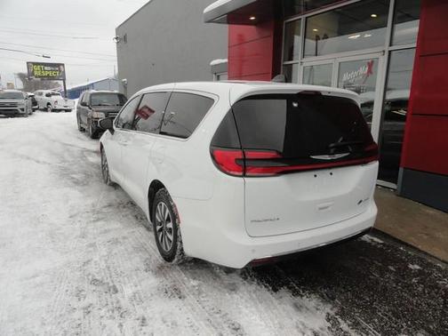 2023 Chrysler Pacifica Hybrid Touring L