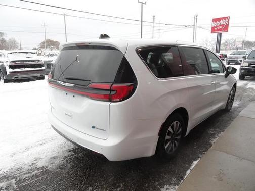 2023 Chrysler Pacifica Hybrid Touring L
