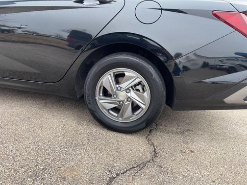 2024 Hyundai ELANTRA SE