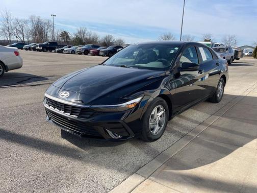 2024 Hyundai ELANTRA SE