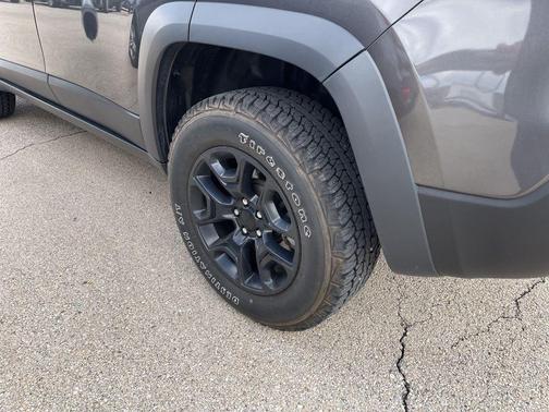 Granite Crystal Metallic Clearcoat 2022 Jeep Cherokee Trailhawk