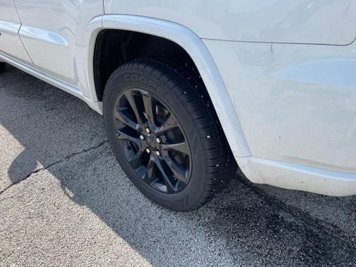 Bright White Clearcoat 2021 Jeep Grand Cherokee Laredo