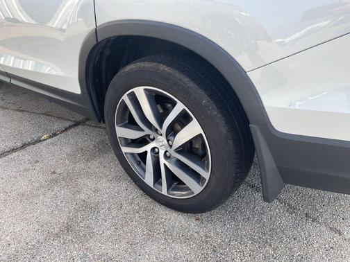 White Diamond Pearl 2018 Honda Pilot Touring